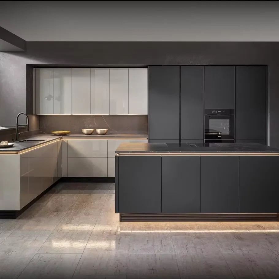 Custom Designed Modern Kitchen Cabinets with Aluminium Handle Stainless Steel Features Plywood Construction